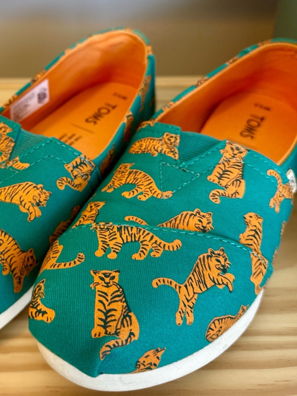 TOMS Classic Alpagatas Slip-On Flats | Deep Teal Tiger Print | size 5.5 - Picture 5 of 7